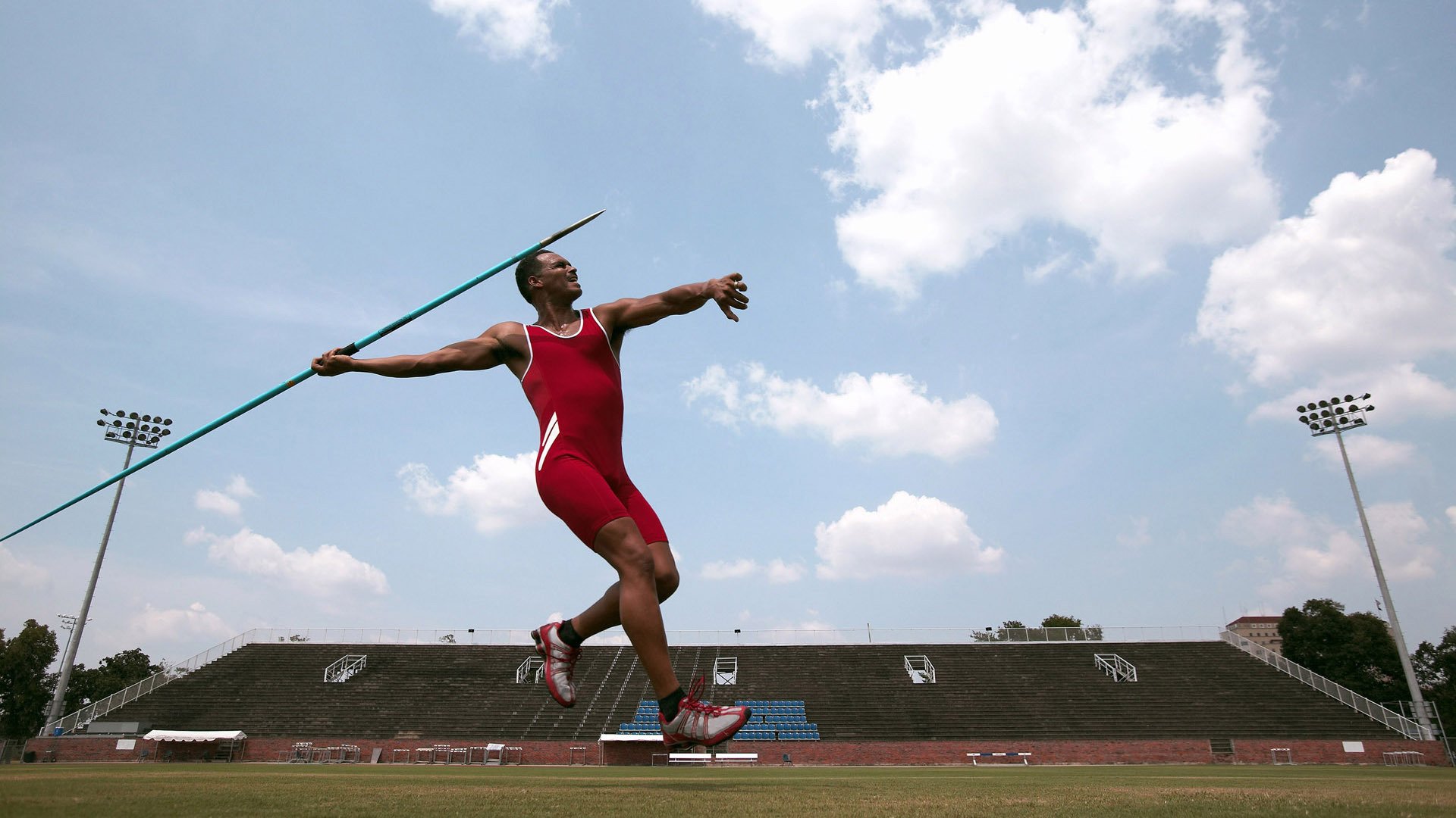 出发时间与奖牌概率成正相关，出发时间和到达时间